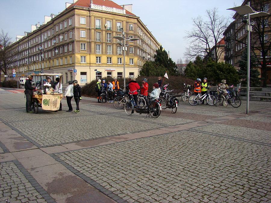Rowerowy Dzień Kobiet 2015 Szczecin - pl. Lotników . Na środkowym planie przy tandemie Kasia z lewej strony Rovercafe
