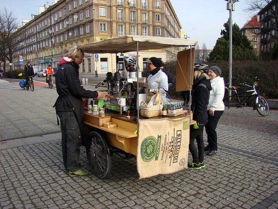 Rowerowy Dzień Kobiet 2015 Szczecin - Cały czas RoverCafe oferuje swoje specjały