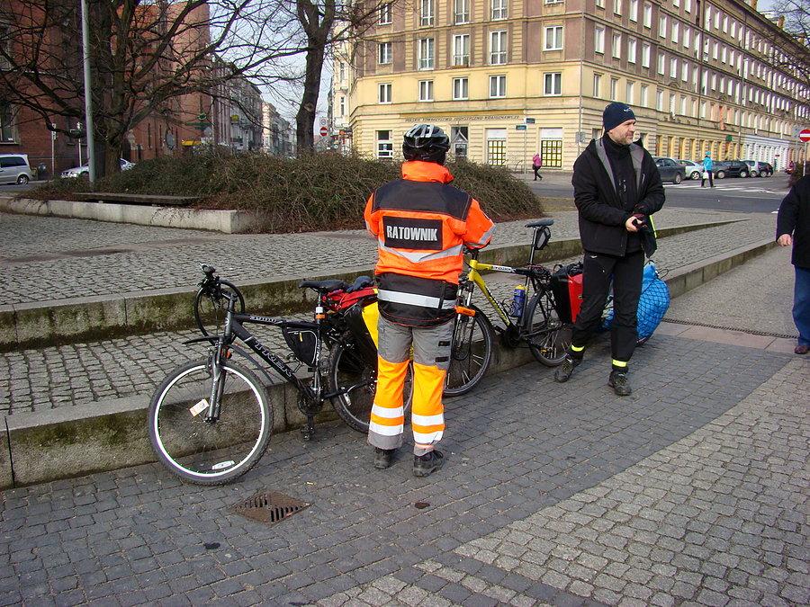 Rowerowy Dzień Kobiet 2015 Szczecin - przybyli ratownicy medyczni z ENEA