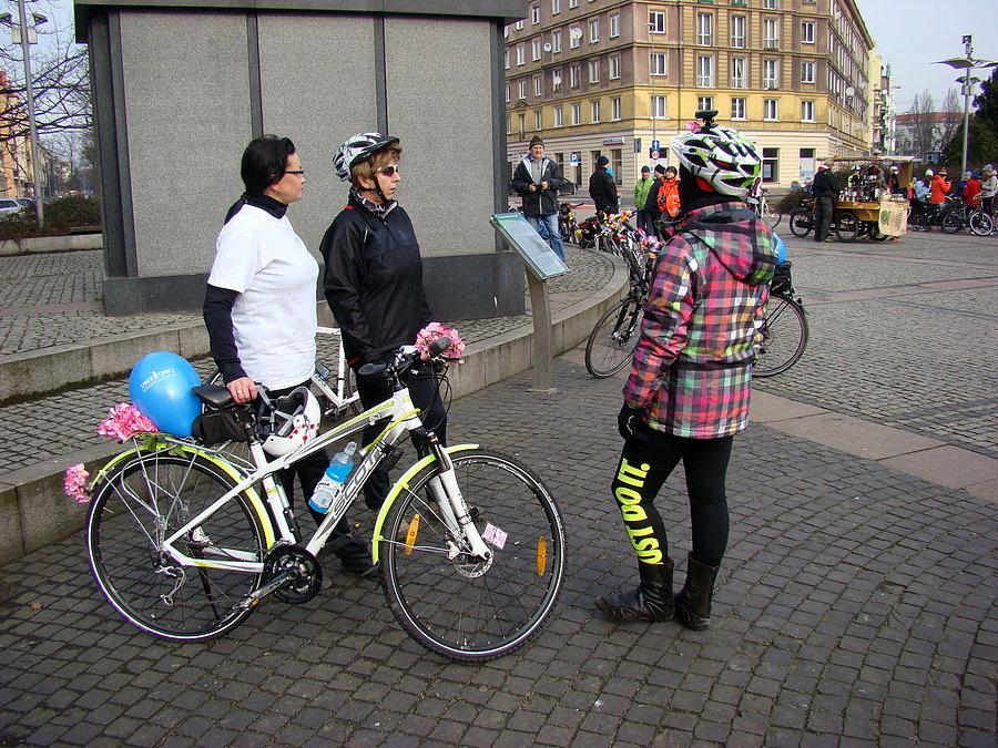 Rowerowy Dzień Kobiet 2015 Szczecin - Wsród przybyłych pań jest także Eliza z Fundacji Szansa Dla Niewidomych