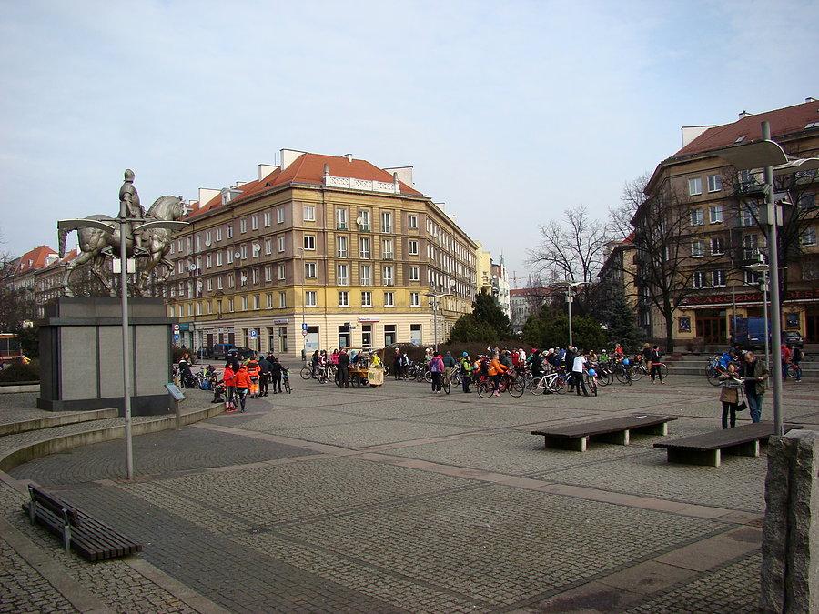 Rowerowy Dzień Kobiet 2015 Szczecin - Na zdjeciu widac pomnik "protoplasty" wycieczek plenerowych