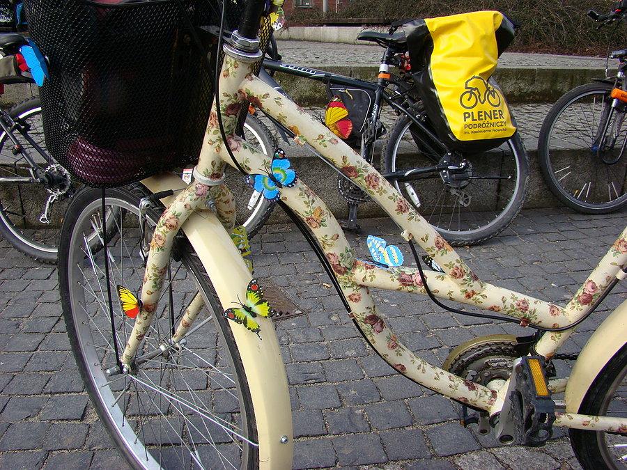 Rowerowy Dzień Kobiet 2015 Szczecin - Ozdobą kobiecych rowerów są nie tylko kwiaty ale też motyle