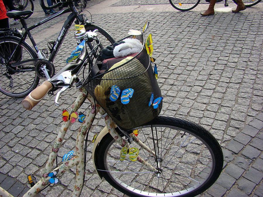 Rowerowy Dzień Kobiet 2015 Szczecin - Ozdobą kobiecych rowerów są nie tylko kwiaty ale też motyle, nastepne ujęcie