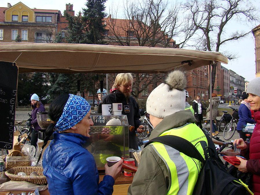 Rowerowy Dzień Kobiet 2015 Szczecin - W kolejce po kawę i herbatę