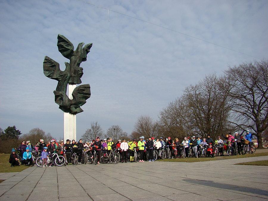 Rowerowy Dzień Kobiet 2015 Szczecin - Pamiątkowe zdjęcie pod Pomnikiem Trzech Orłów