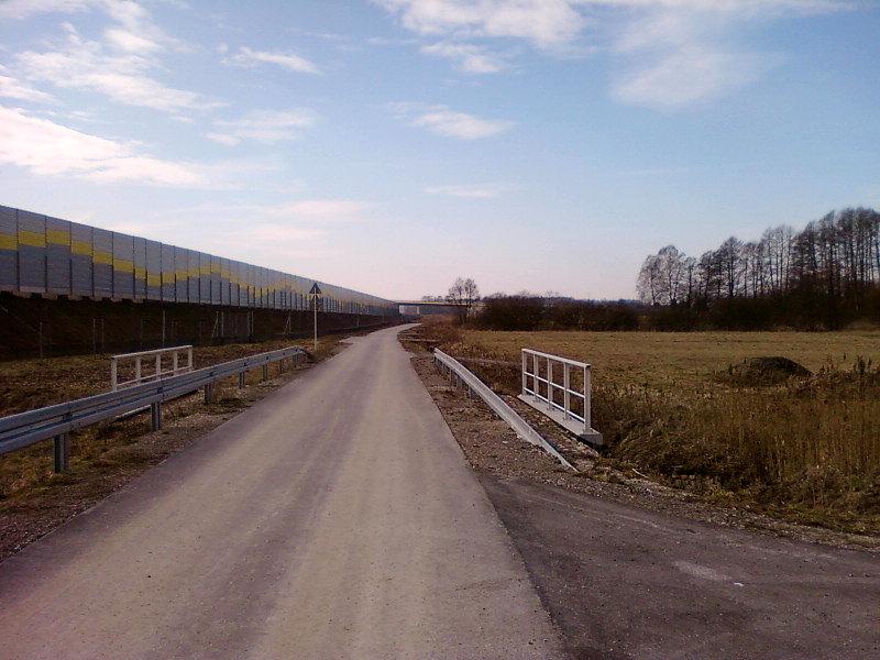 Mostek nad ciekiem wodnym
