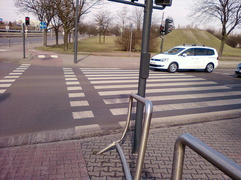 Uszkodzona podpórka przy Drewnowskiej