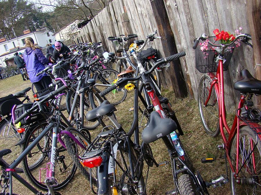 Rowerowy Dzień Kobiet 2015 Szczecin . Parking rowerowy w Lawendowej