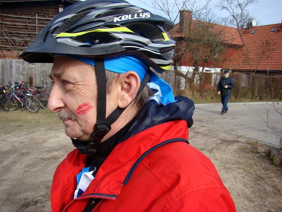 Rowerowy Dzień Kobiet 2015 Szczecin . Na policzku Wojtka "oficjalna akredytacja" dla fotografa udzielona przez panie