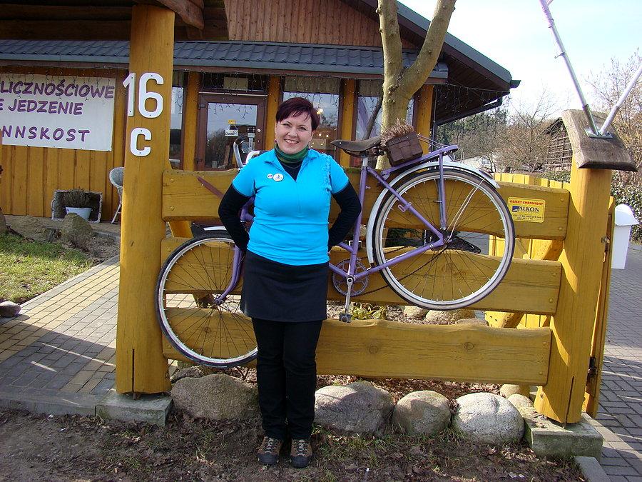 Rowerowy Dzień Kobiet 2015 Szczecin . Organizatorka imprezy Joanna przed Gospodą Lawendowa