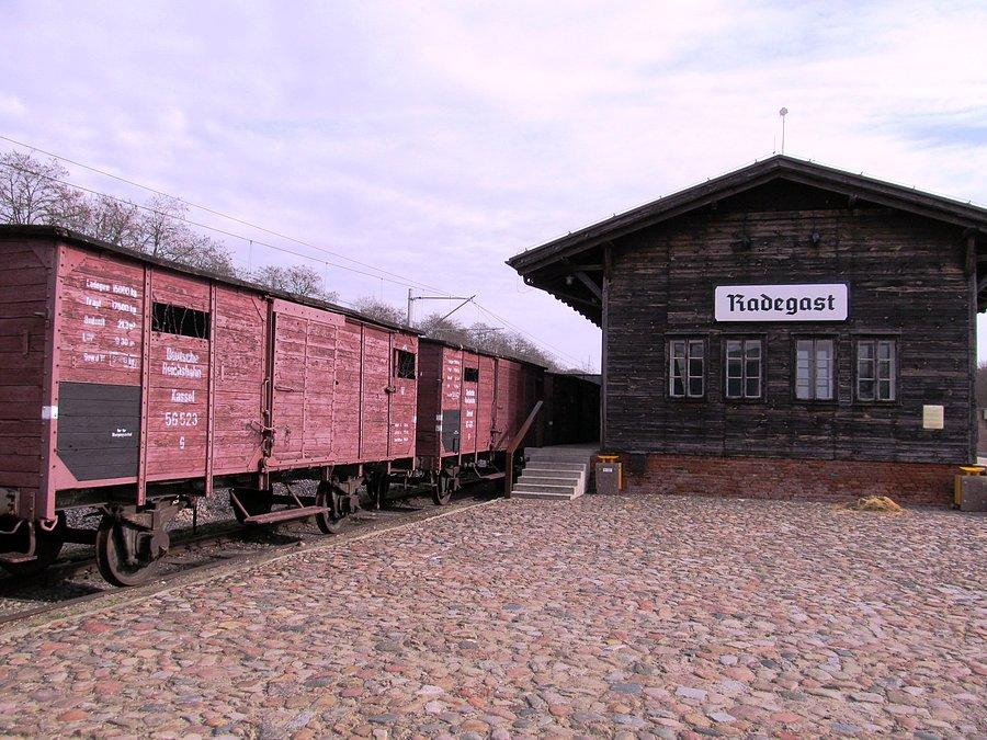 Budynek na zdjęciu jest orginalnym budynkiem stacji z 1941 roku i mieści się w nim muzeum