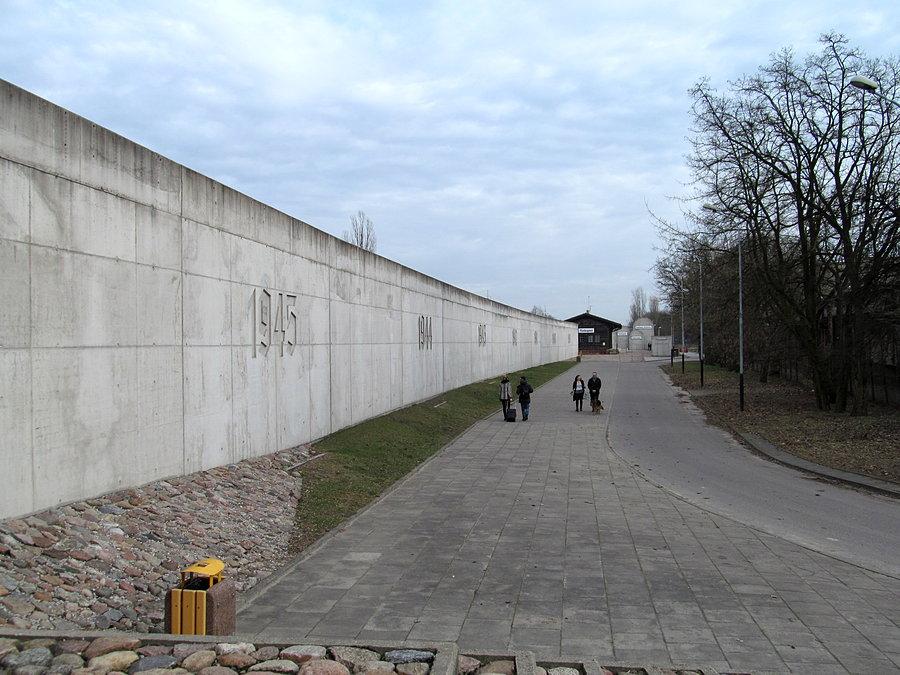 To jest tyen tunel wewnątrz którego są wywieszone listy osób z poszczególnych transportów