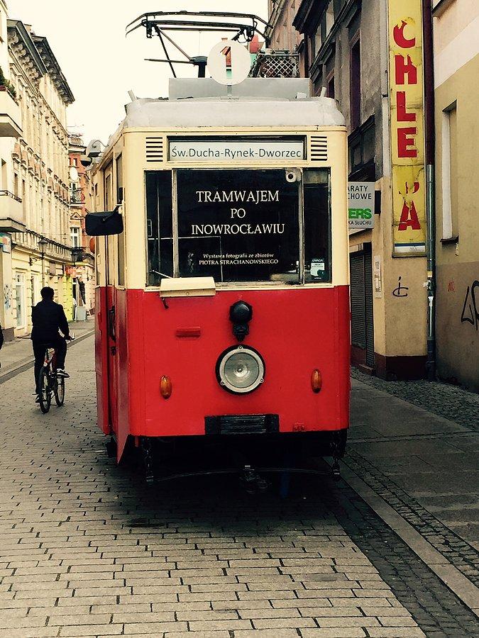 Tramwaj i rowerzysta Inowrocław