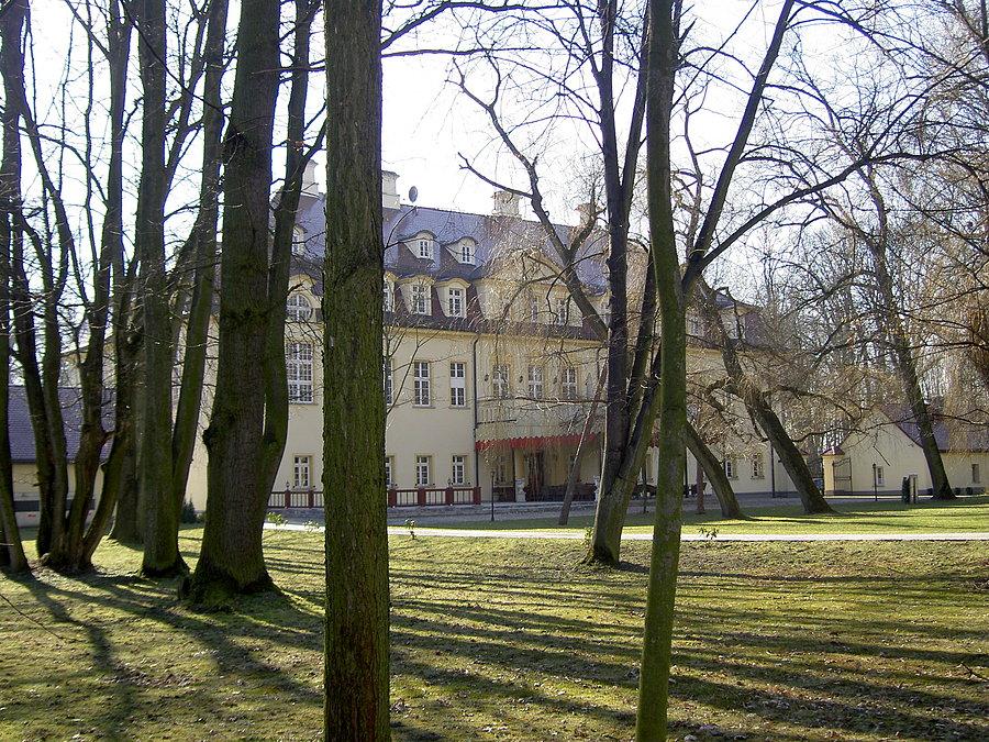 Pałac w Izbicku, oczywiście każdy przewodnik o nim informuje a na miejscu zonk. Teren prywatny monitorowany, zakaz wstępu