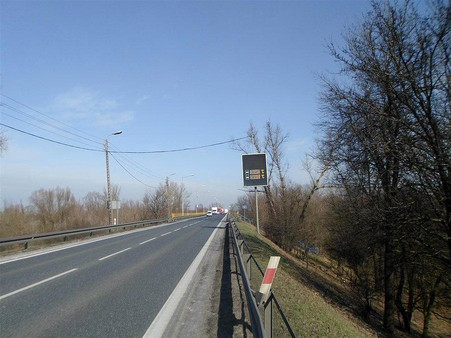 Dojazd do mostu, na tablicy 15 i 19,4 stopni Celsjusza