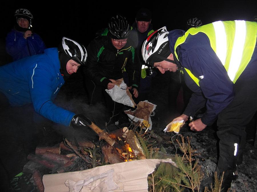 Rozpalamy ognisko.....- nocny świetlik