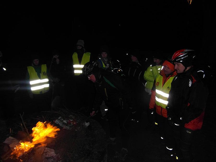 Rozpalamy ognisko.....- nocny świetlik
