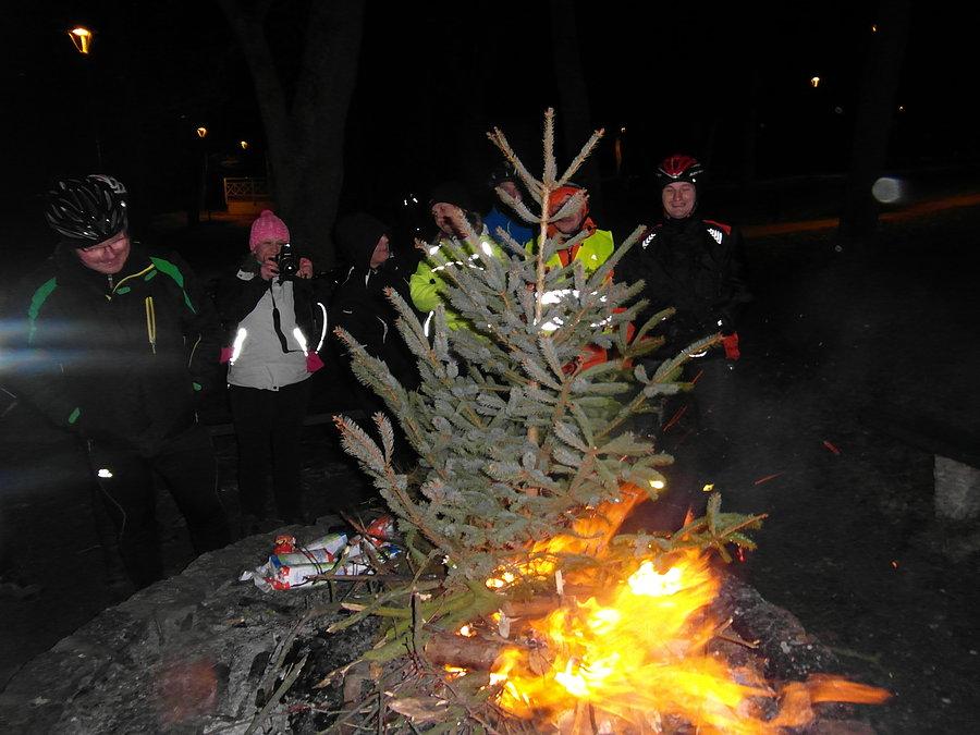 Rozpalamy ognisko.....- nocny świetlik