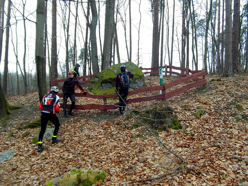 Trzeci kamień stoi przy drodze obok starej leśniczówki – szlak czerwony