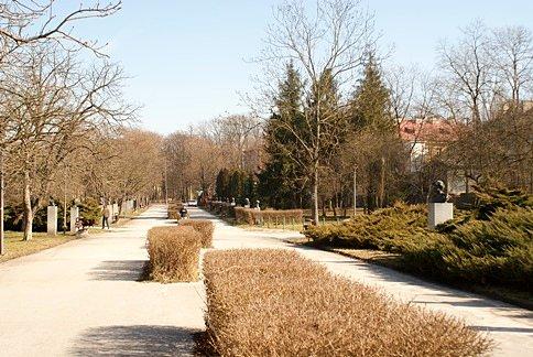 Aleją pośród mniej i bardziej znanych