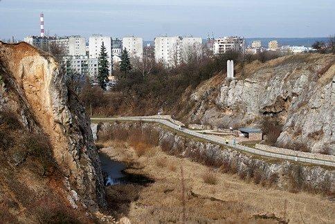 Widok na dolny spacerownik w Rezerwacie Kadzielnia