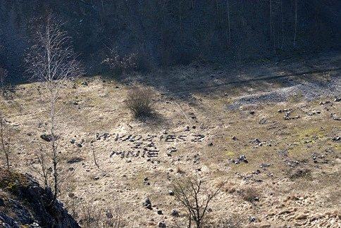 Napis na samym dole: "Wyjdziesz za mnie?" ;)