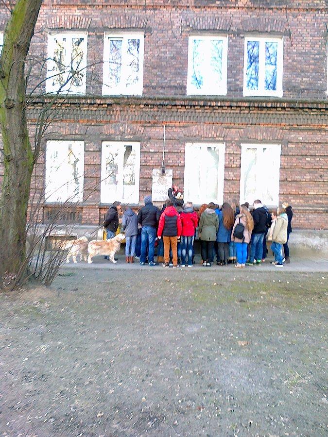 Wycieczka szkolna pod miejscem pamięci na Lesznie