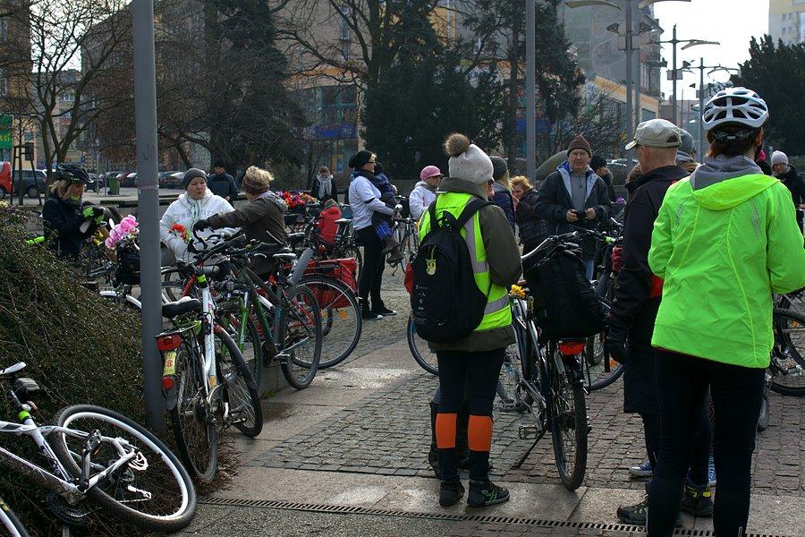Coraz więcej uczestniczek na Placu Lotników