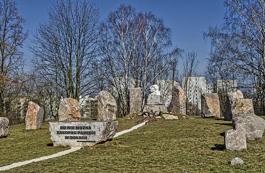 Bo nie można zakopać pamięci w dołach