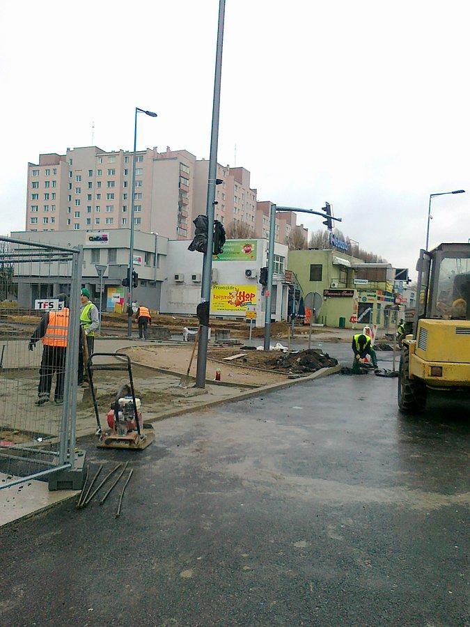 Przy Kazubów pracują nawet w deszcz