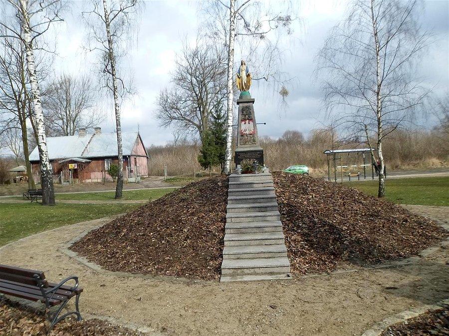 Ufundowała Szkoła Powszechna w Zaborowie na X-lecie odzyskania niepodległości w 1928 rokuat