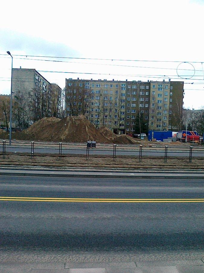 Góra piasku na budowie drugiej nitki Powstańców