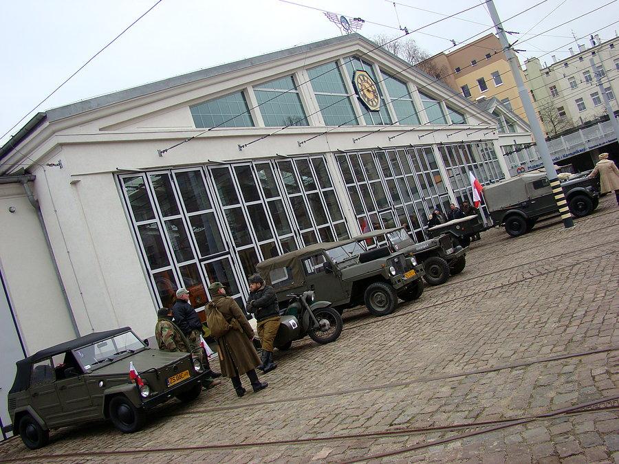 Zdjęcie całej kawalkady z widokiem na muzeum