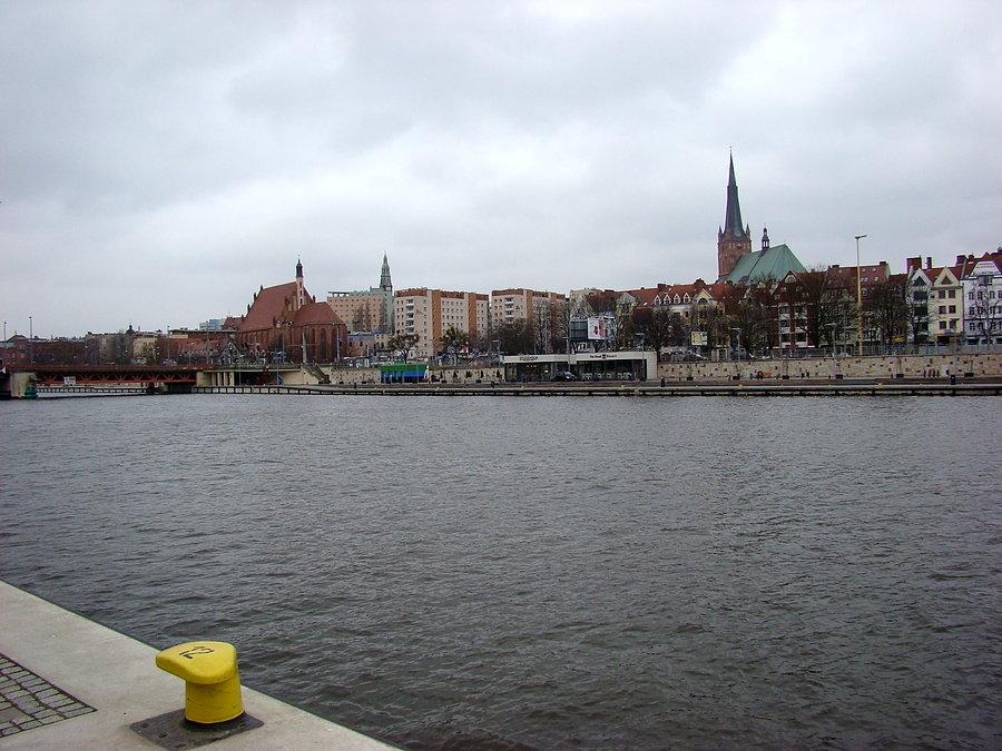 Po prawej stronie Odry - widok na bulwar i bazylikę katedralną