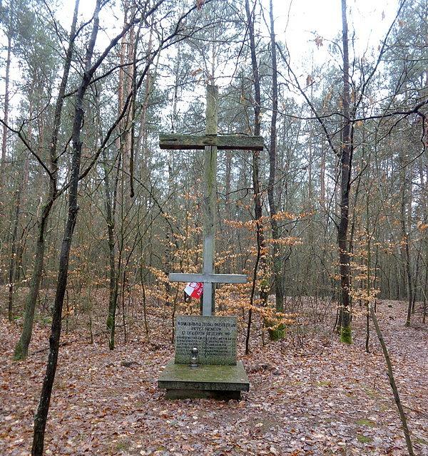 Pomnik ku czci żołnierzy pomordowanych w lesie Grabarka