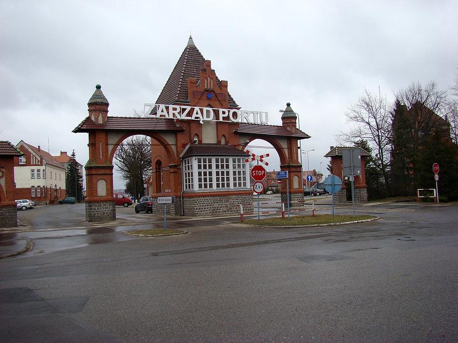Po prawej stronie Odry - jest i Brama wjazdowa do portu