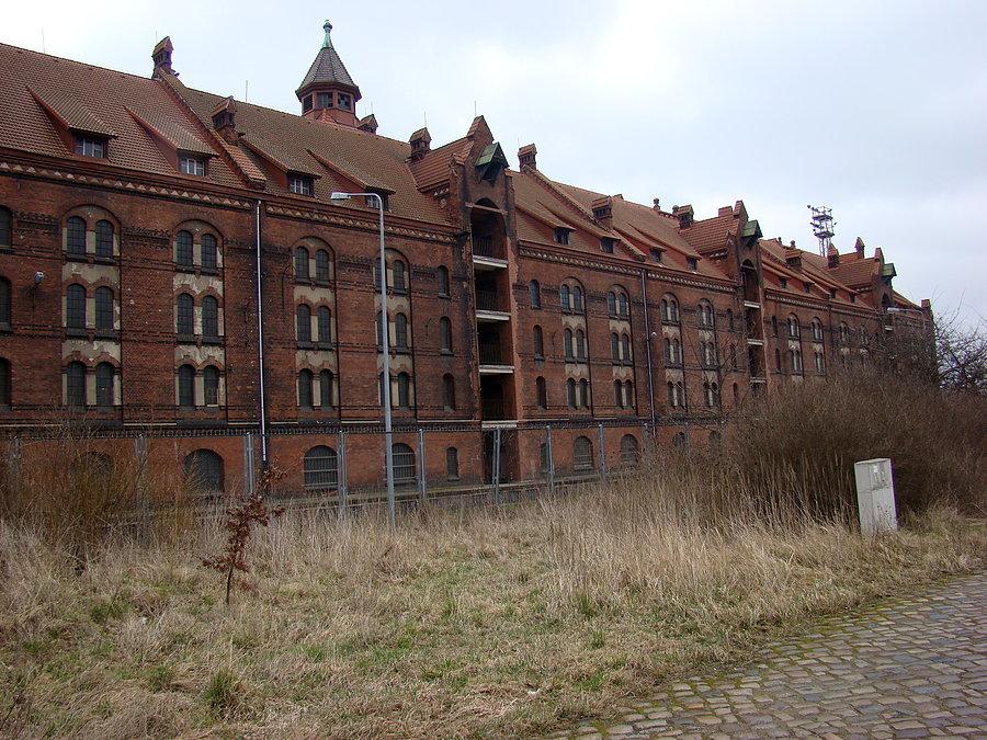 Po prawej stronie Odry - widok na tyły magazynów portowych