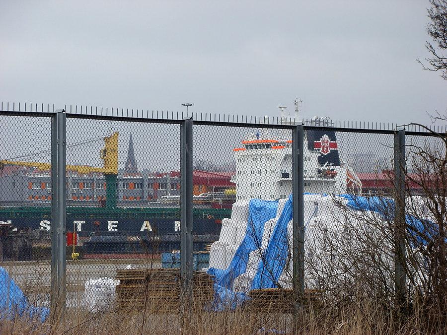 Po prawej stronie Odry - widok na port zza płotu