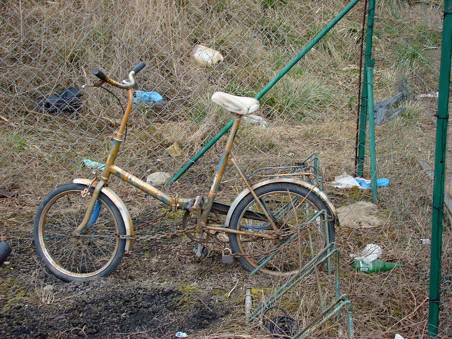 Po prawej stronie Odry - a to ciekawostka , czyżby złomowisko rowerów?