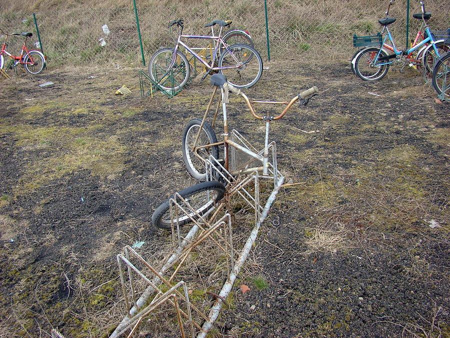 Po prawej stronie Odry - a to ciekawostka , czyżby złomowisko rowerów?