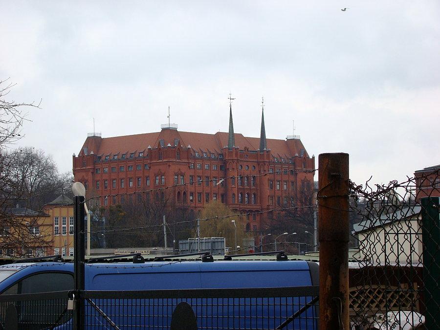 Po prawej stronie Odry - Widok z Kępy Parnickiej na Czerwony ratusz