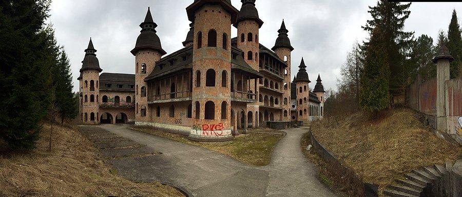 Panorama zamku w Łapalicach 2