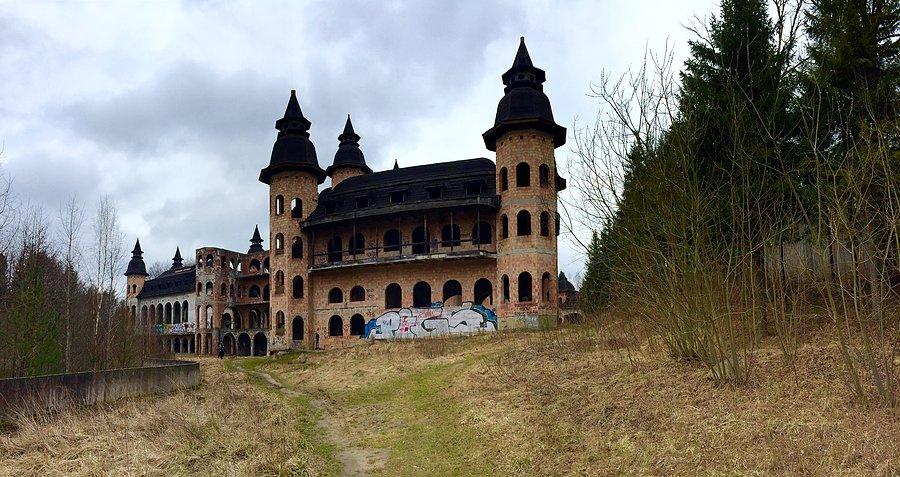 Panorama zamku w Łaplicach 2