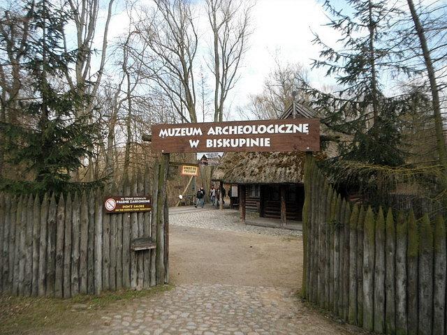 Brama wejściowa na teren osady w Biskupinie