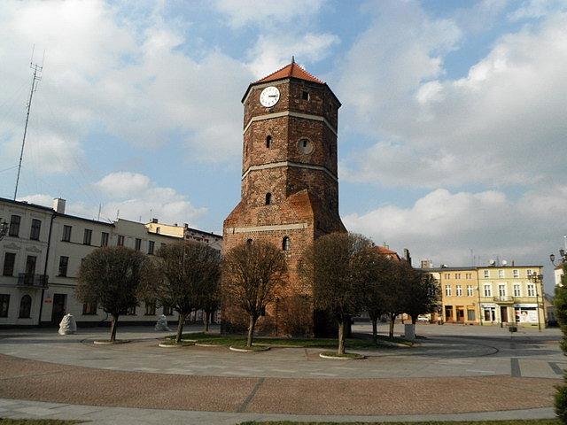 Żniński rynek wraz z wieżą ratuszową