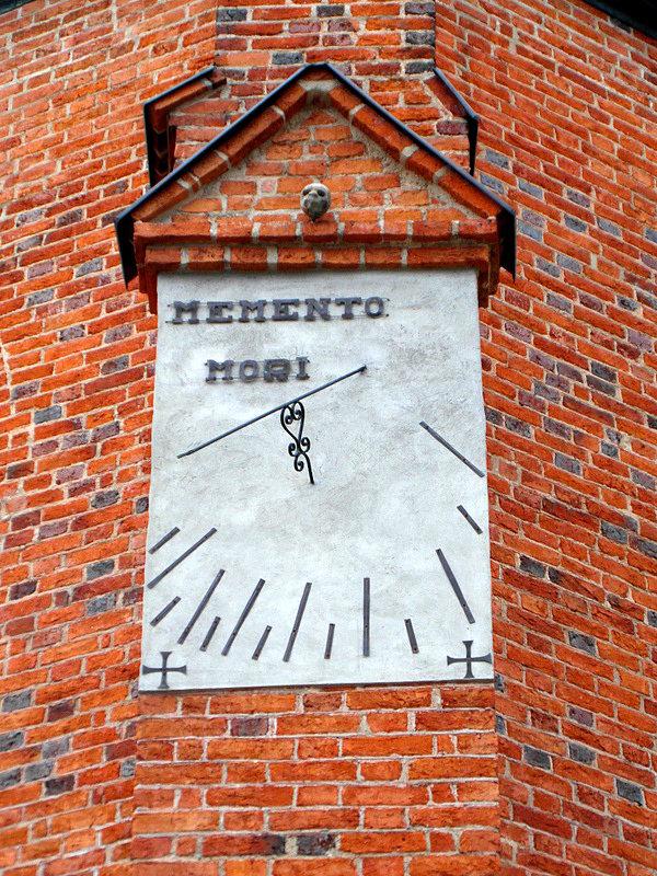 Zegar słoneczny- Kolegiata Wniebowzięcia Najświętszej Maryi Panny w Kartuzach. Dawny kościół zakonu Kartuzów