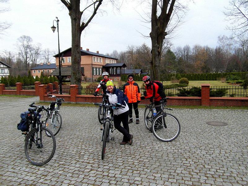 Rowerzyści w kartuzach przy Kolegiacie