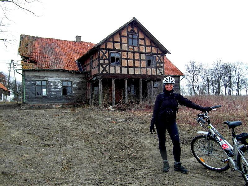 Niszczejący dom podcieniowy w Borętach Pierwszych