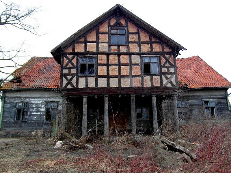 Niszczejący dom podcieniowy w Borętach Pierwszych