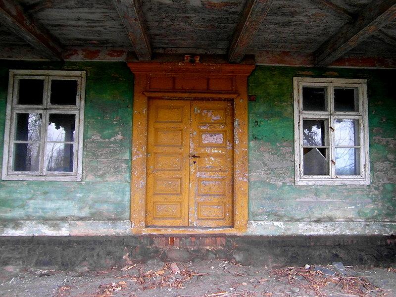 Niszczejący dom podcieniowy w Borętach Pierwszych